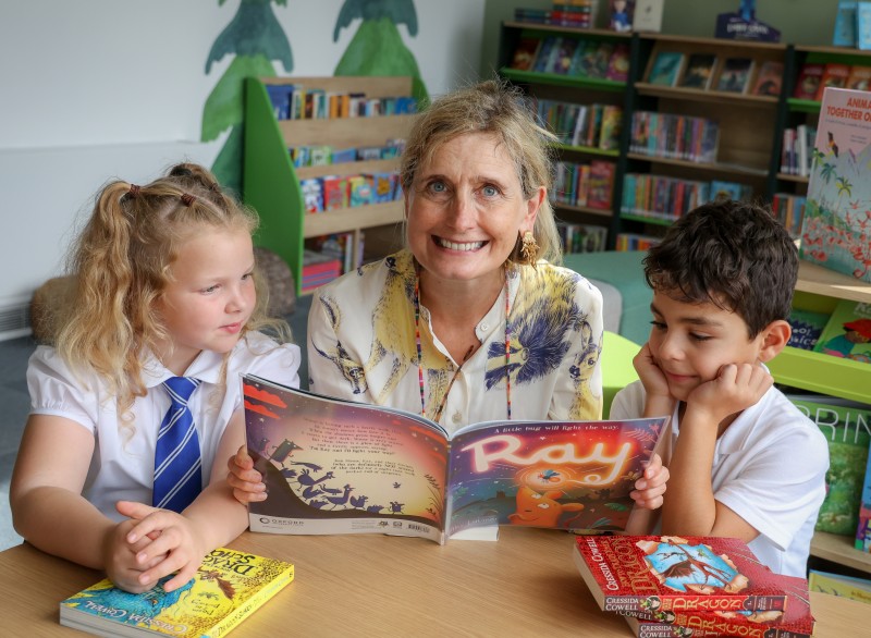 Cressida Cowell and Stanton Cross pupils Cressida Cowell and Stanton Cross pupils